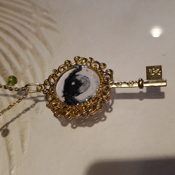 NECKLACE MEDAL FORNASETTI KEY PENDANT CHAIN GOLDEN - Picture 1 of 4